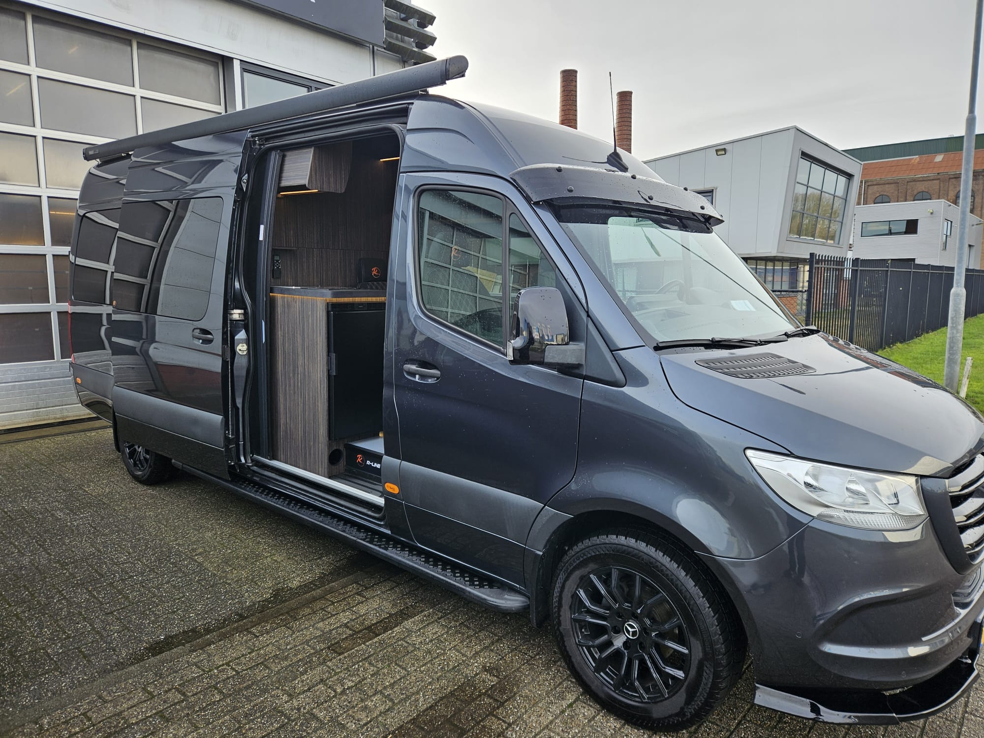 Sprinter met open schuifdeur toont interieur