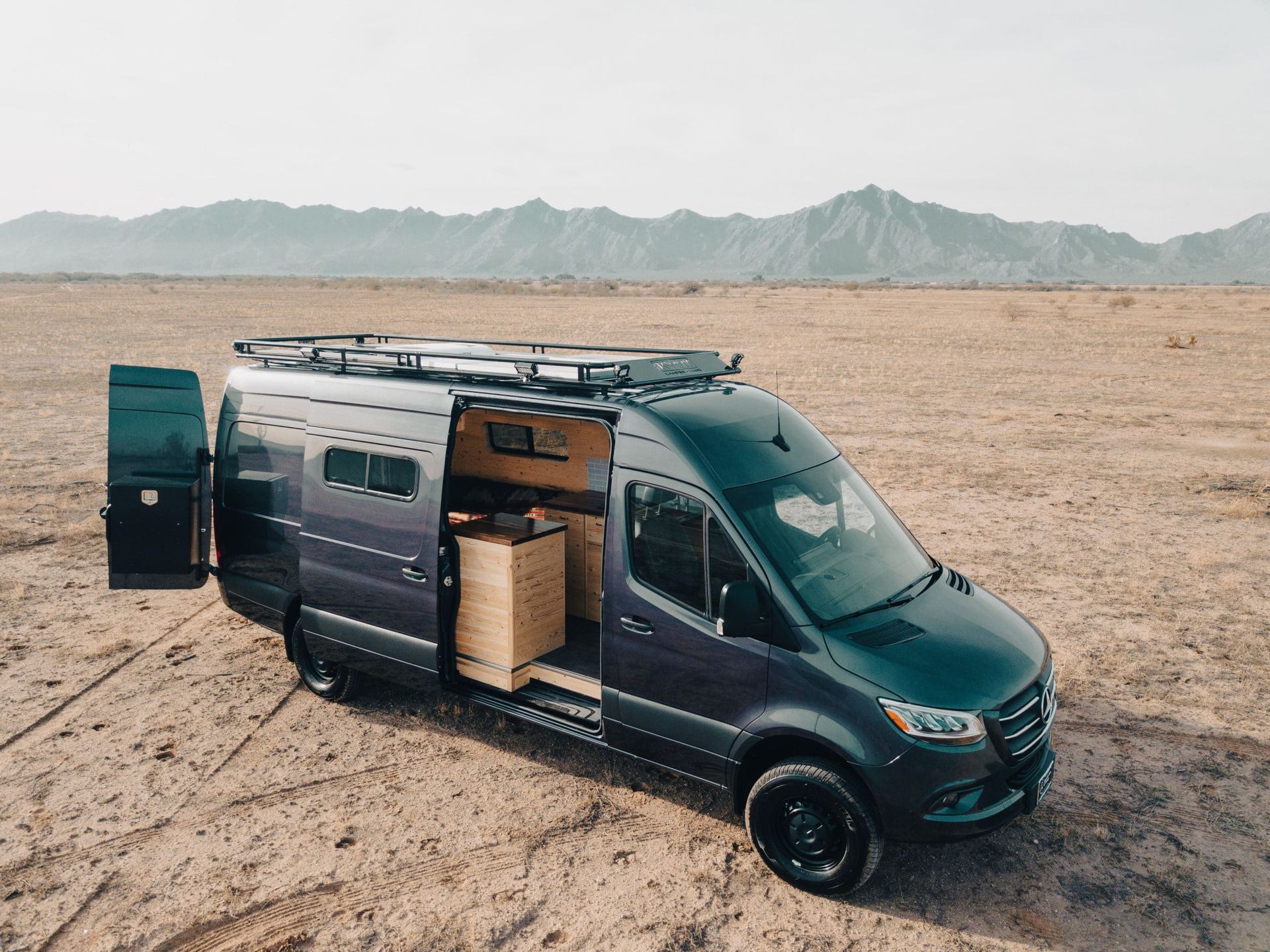 Individuell gebauter Camper von R-Line Maatwerk in Wüstenlandschaft