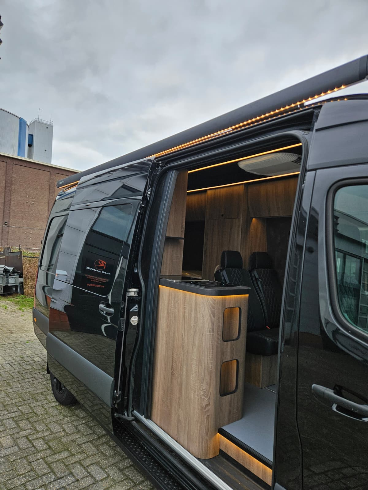 Sprinter camper met zichtbaar interieur door R-Line Maatwerk