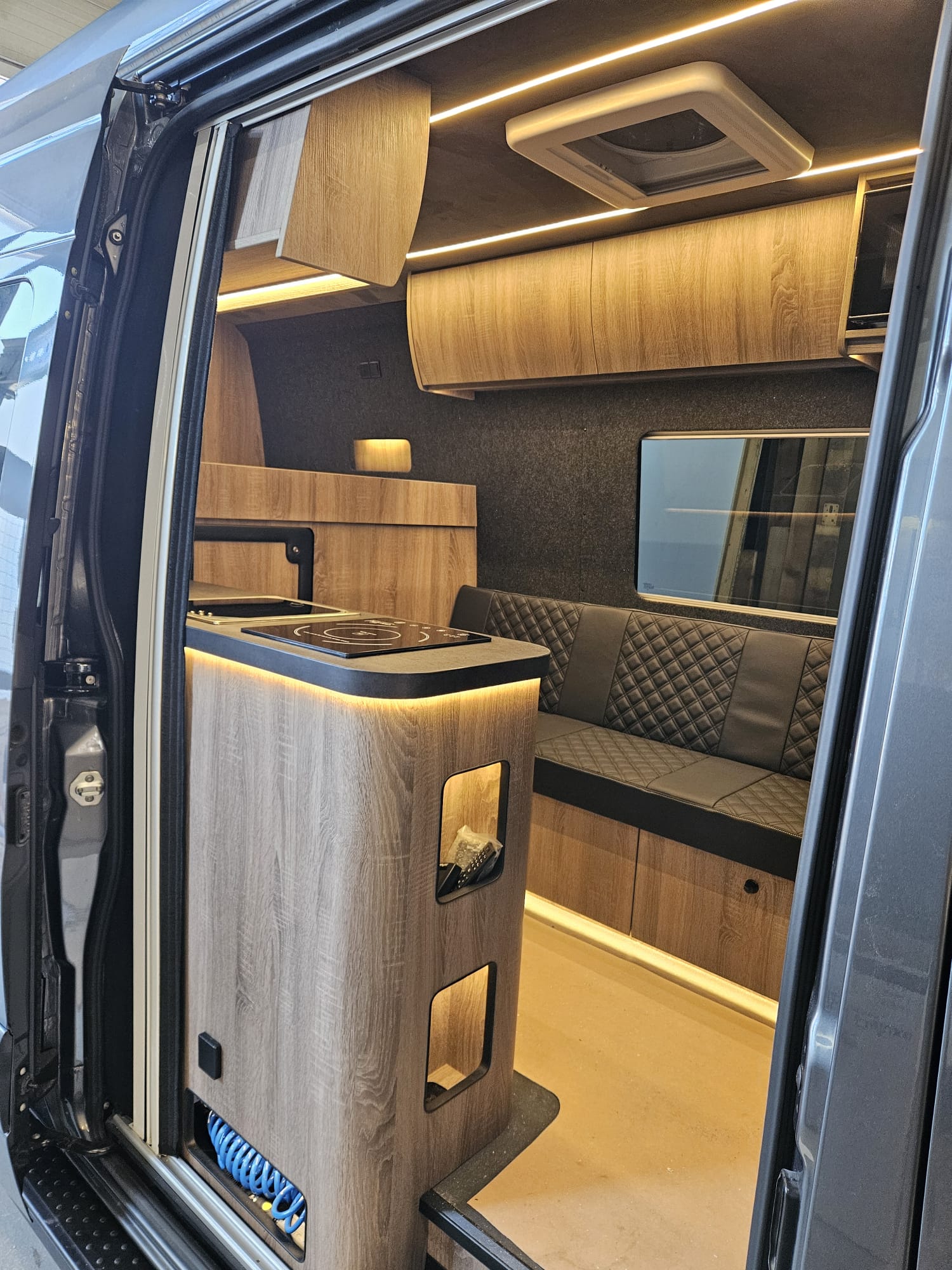 Luxuriöses Camper-Interieur mit Küchenzeile aus Holz und Sitzbank von R-Line Maatwerk