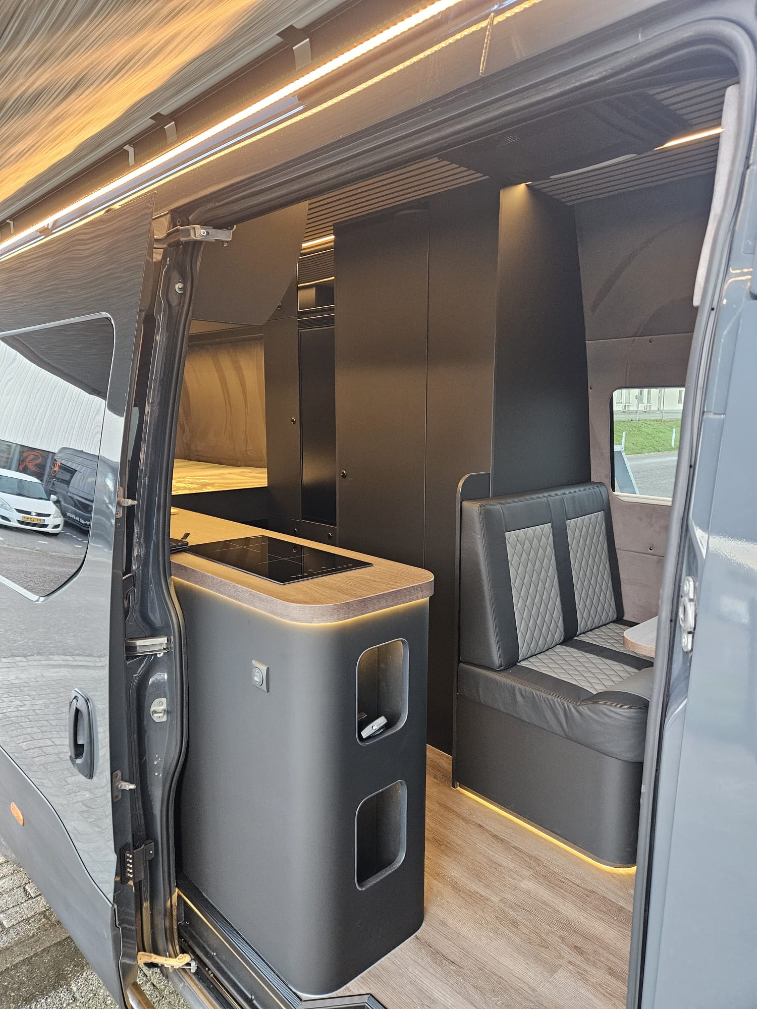 Camper-Interieur mit Küchenzeile und Sitzbank