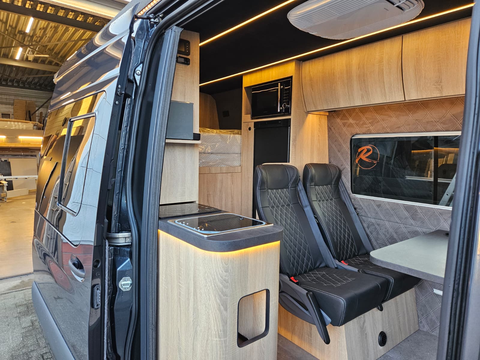 Camper interieur met stoelen en keukenblok