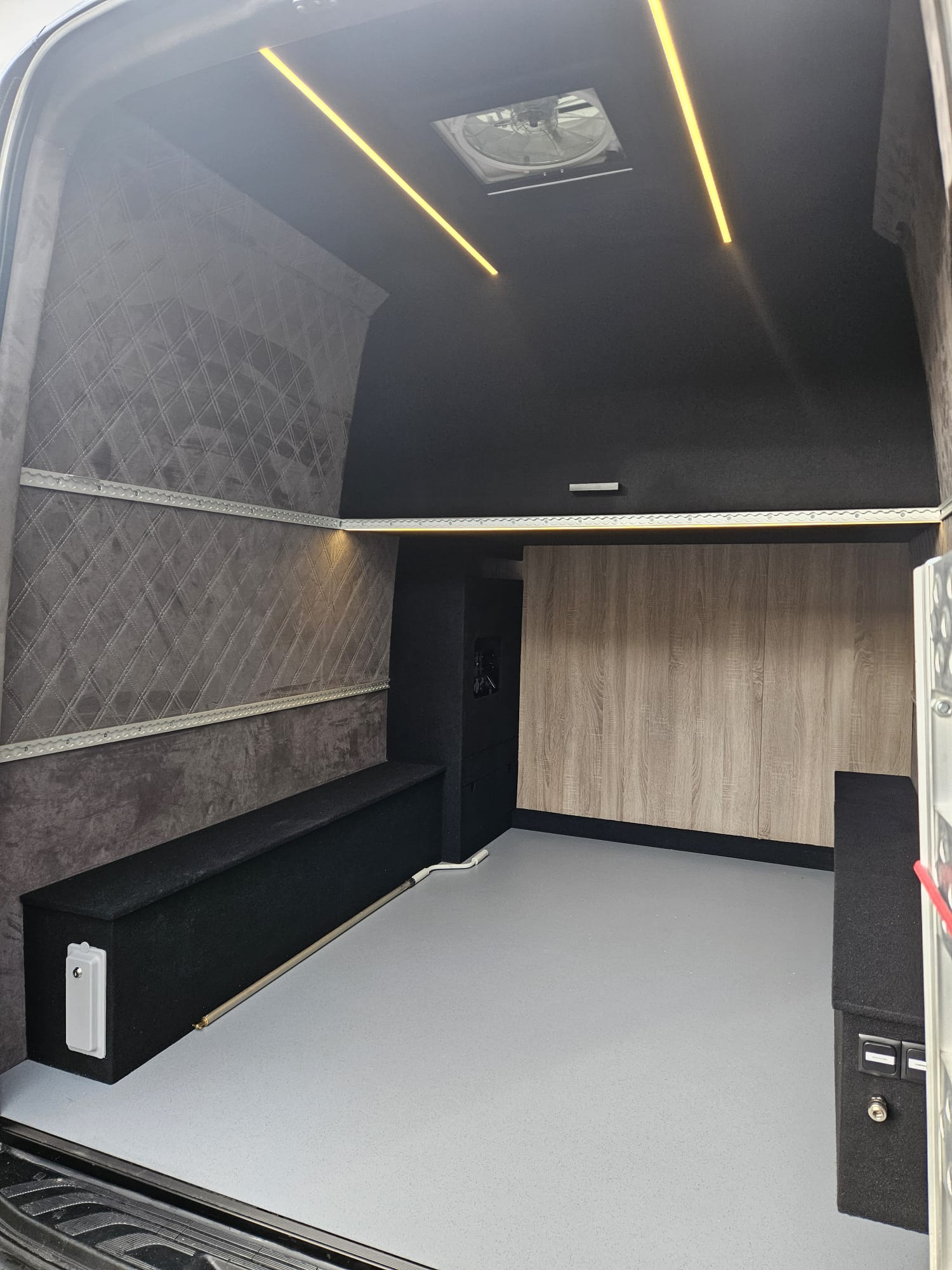 Camper slaapruimte met LED-verlichting