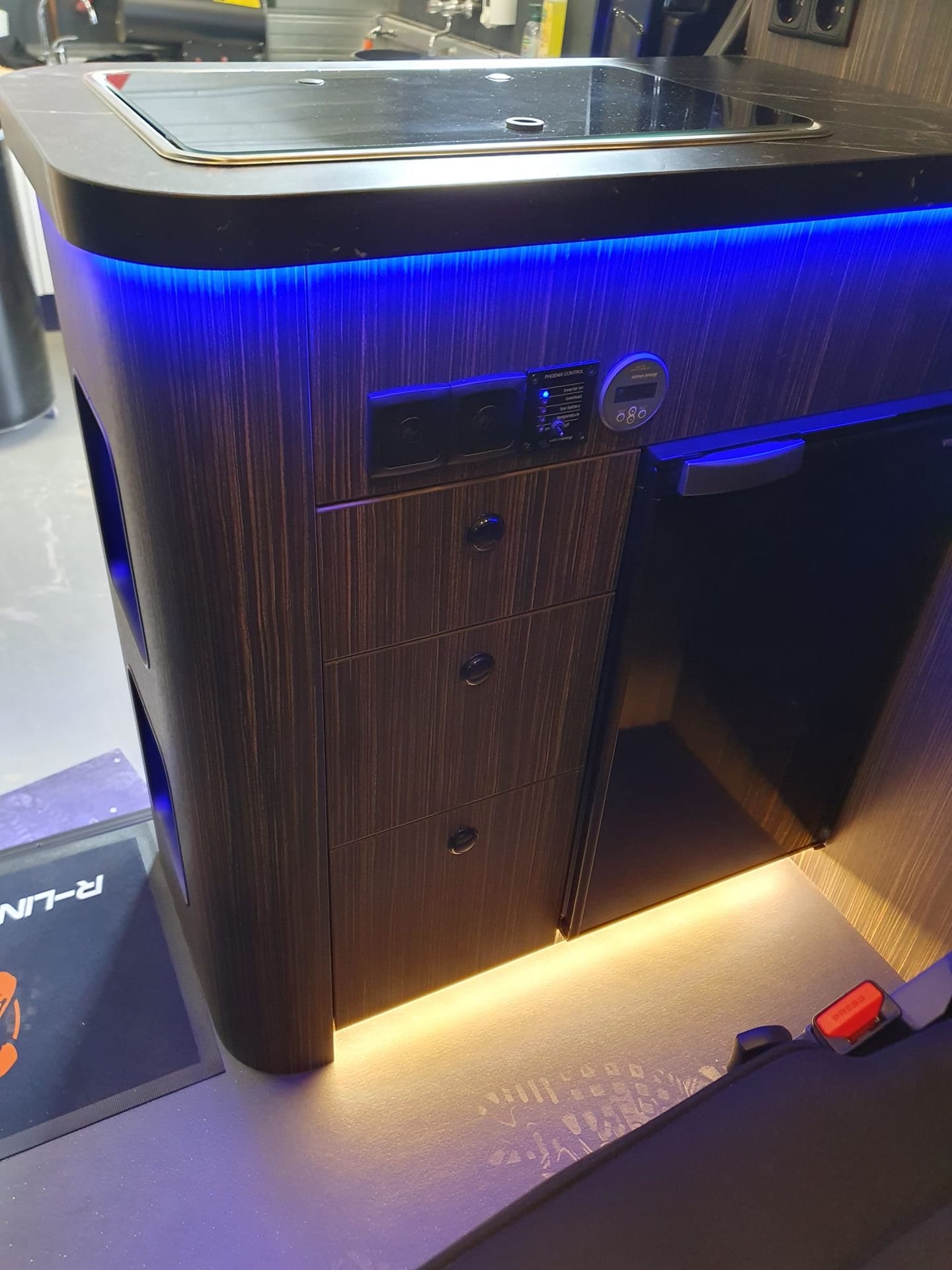 Küchenzeile mit stimmungsvoller blauer LED-Beleuchtung