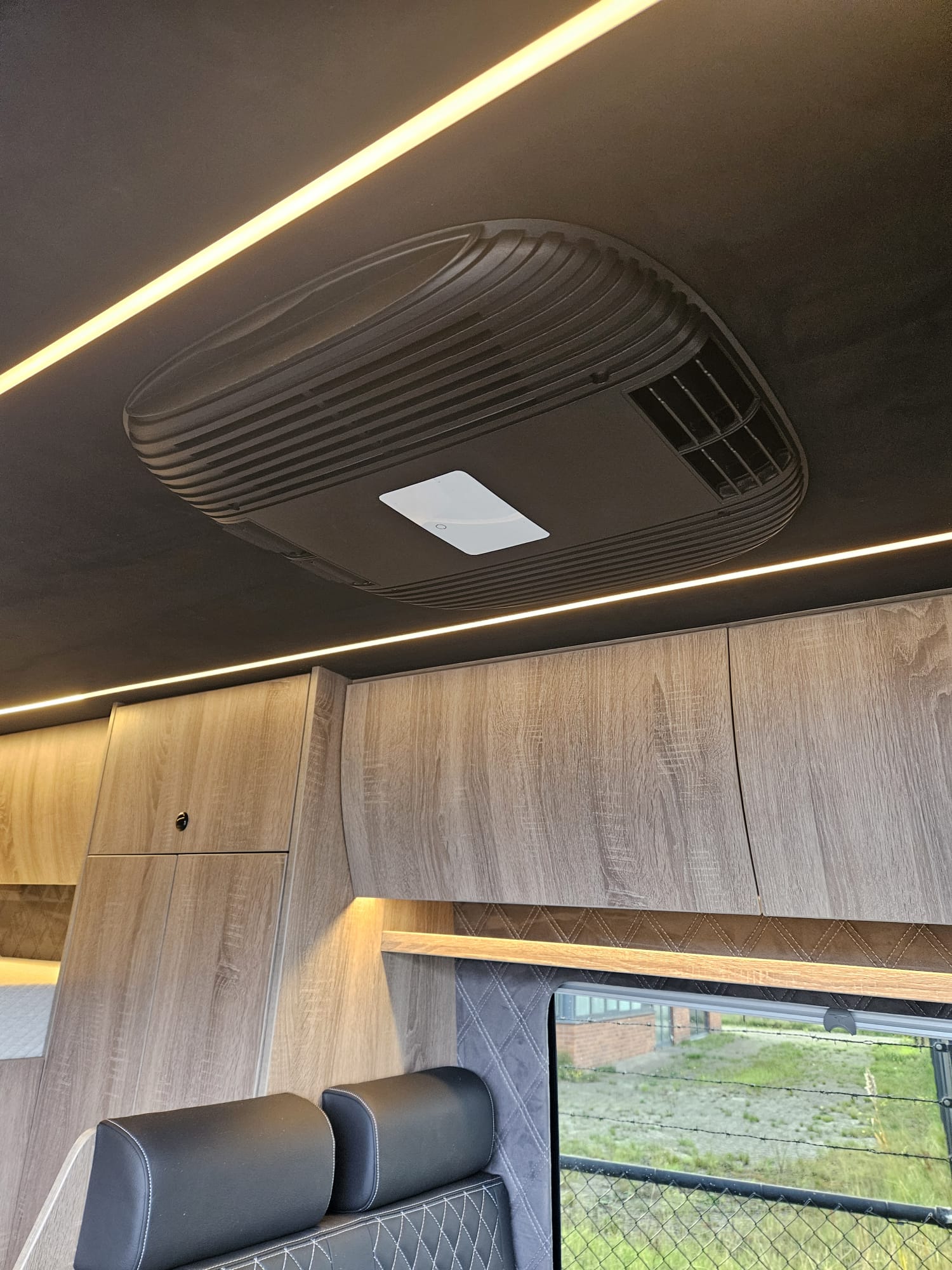 Camper-Decke mit Klimaanlage und LED-Streifen
