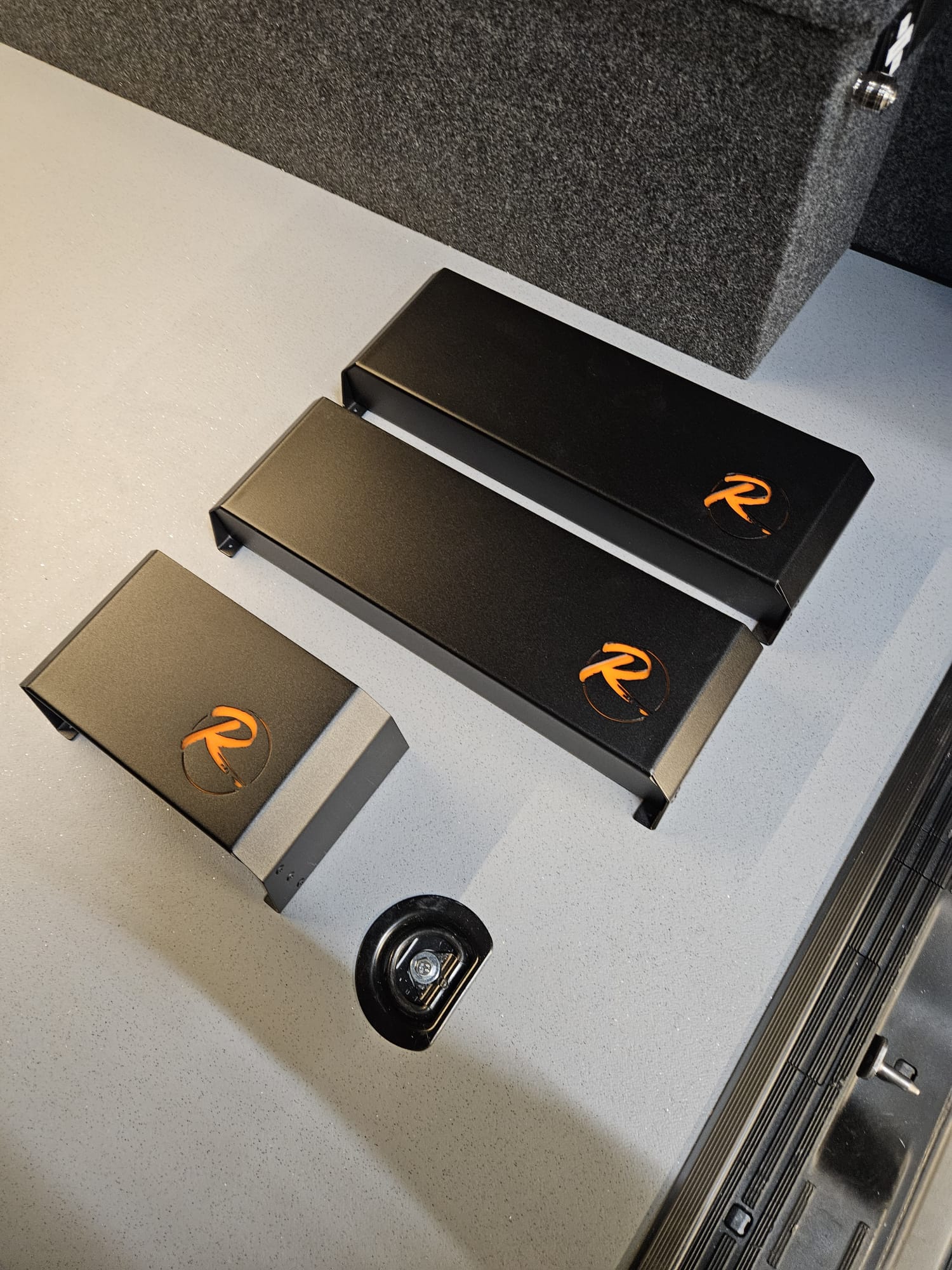 R-Line gebrandete Aufbewahrungsboxen mit Logo