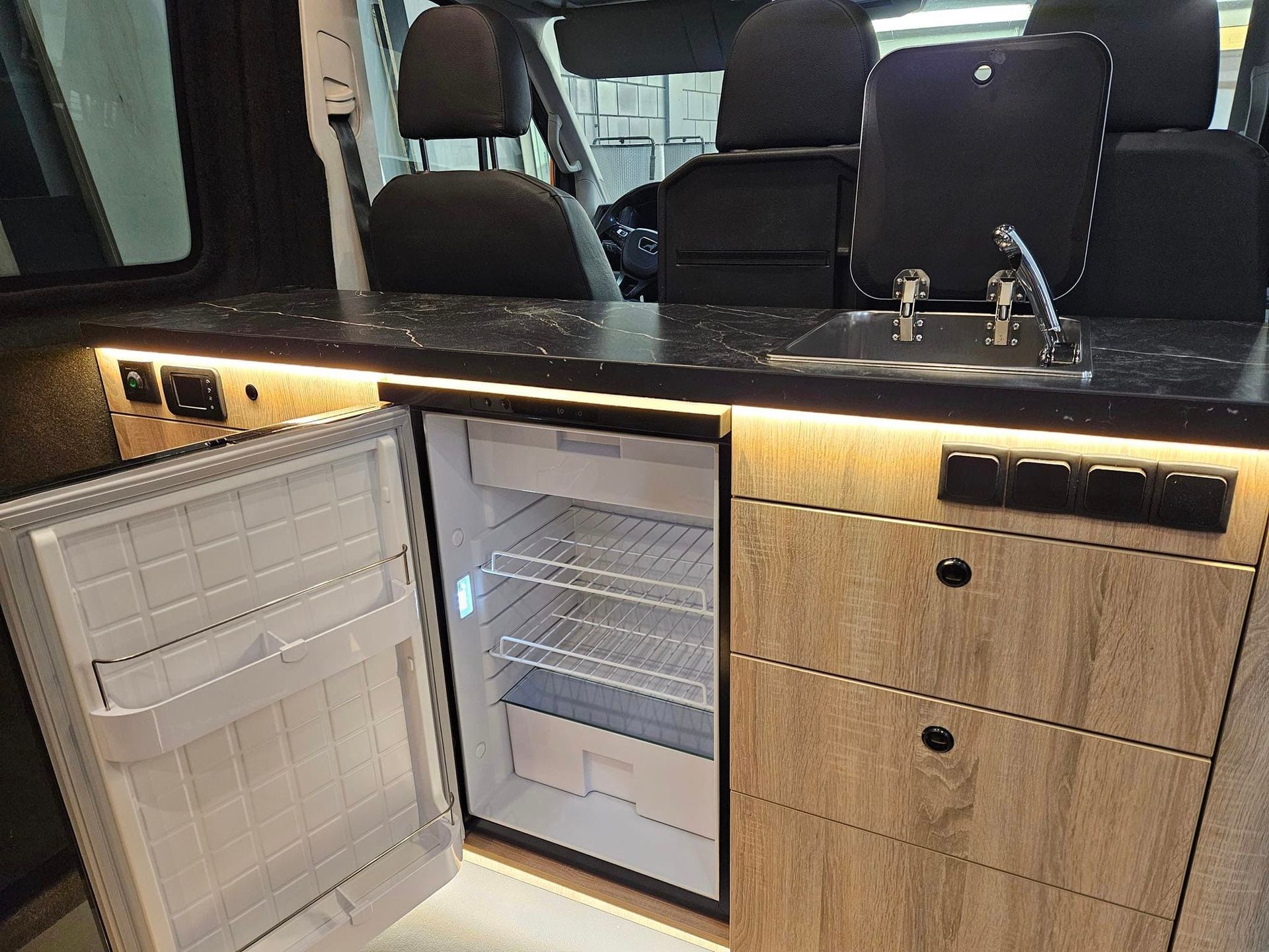 Compleet camper keukenblok met open koelkast