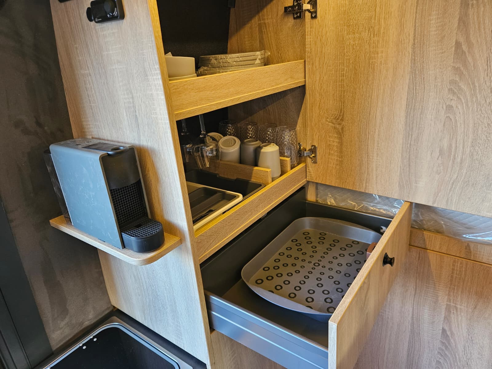 Küchenschrank mit Kaffeemaschine und Geschirr